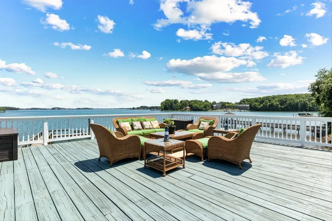360-degree lake views from the upper deck at Port Royale